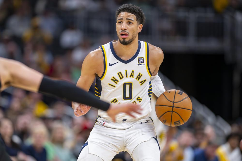 英超第13轮切尔西对阵阿森纳，双方均状态出色，争夺争冠席位，赛果待定。