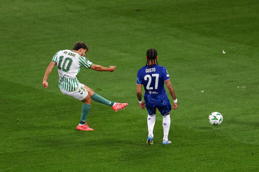 为了赢，你的面相都变了！ 贺希宁在底角用力使相，都快变成布克了